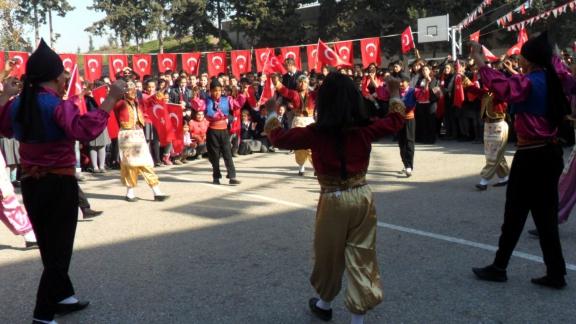 2014 - 2015 Eğitim - Öğretim yılı 1. Dönem sonu  karne töreni İlçemiz Ahmet Şimşek İlkokulu- Ortaokulunda yapıldı.