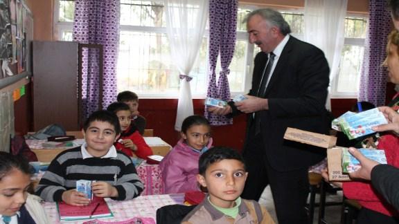 İlçemiz okullarında okul sütü dağıtımı Müdürümüz Adem ŞİMŞEK ve Şube Müdürümüz Osman TÜREnin katılımı ile başladı.
