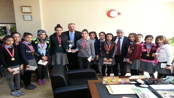 İlçemiz Ulubatlı Hasan Ortaokulu Yıldız Kızlar kategorisinde Voleybol Takımı Güney Gelişim Kolejini Final maçında 2-1 yendi.