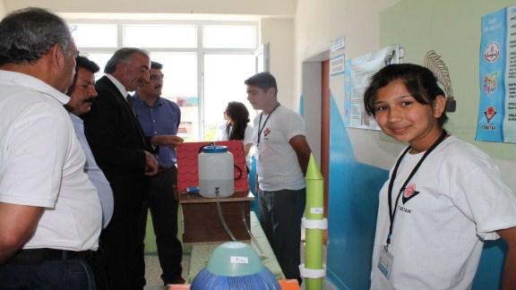 İlçemiz Güney Ortaokulu ve Iğdır İlkokulu/Ortaokulunda 4006 Tübitak Bilim Fuarı açılışı yapıldı.