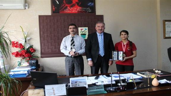 İlçemiz İMKB Meslek ve Teknik Anadolu Lisesi Türkiye Üçüncüsü Müdürümüzü Ziyaret etti