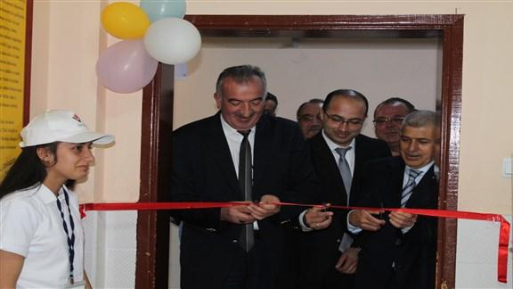 İlçemiz Turgut Özal Ortaokulunda 4006 Tübitak Bilim Fuarı Açılışı Yapıldı.