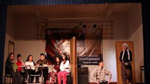 İlçemiz Gazi Anadolu Lisesinde "Çanakkale Şehitlerini Anma" Programı Gerçekleştirildi