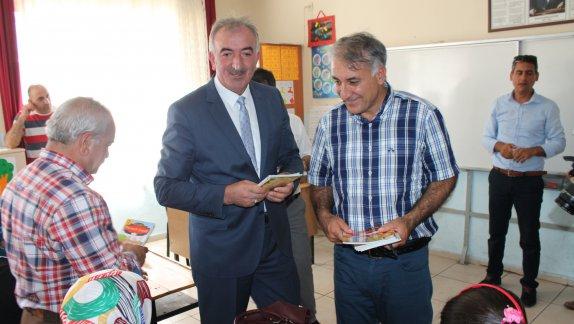 Akdeniz Belediyesi Tarafından Zeki Sabah İlkokulunda Birinci ve İkinci Sınıf Öğrencilerine Tatil Kitabı Dağıtımı Yapıldı