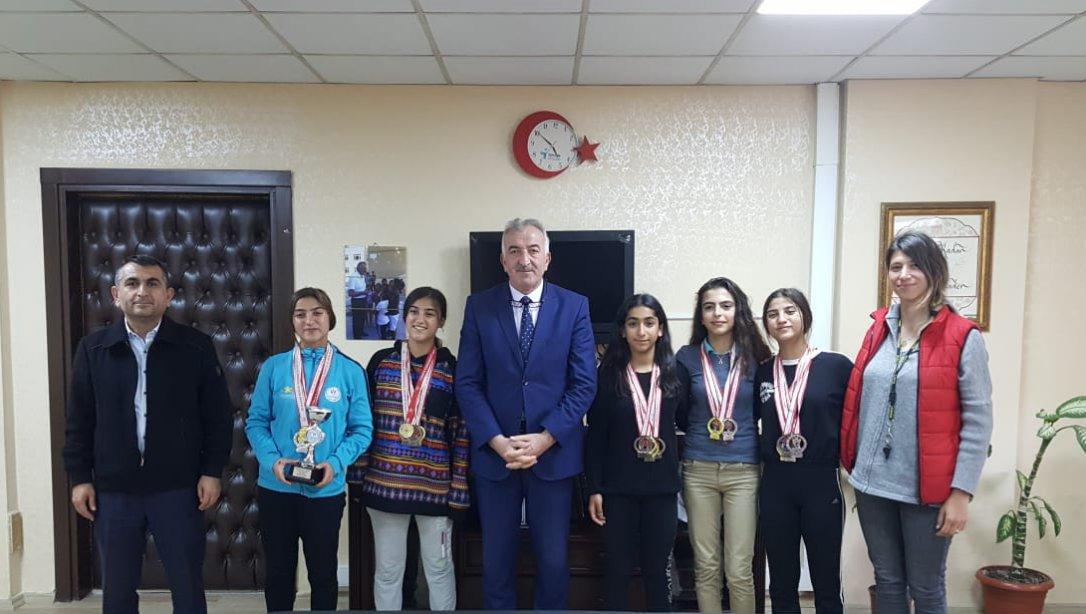 İlçemiz Naciye Filizay Ortaokulu Atletizmde Türkiye Birincisi Oldu