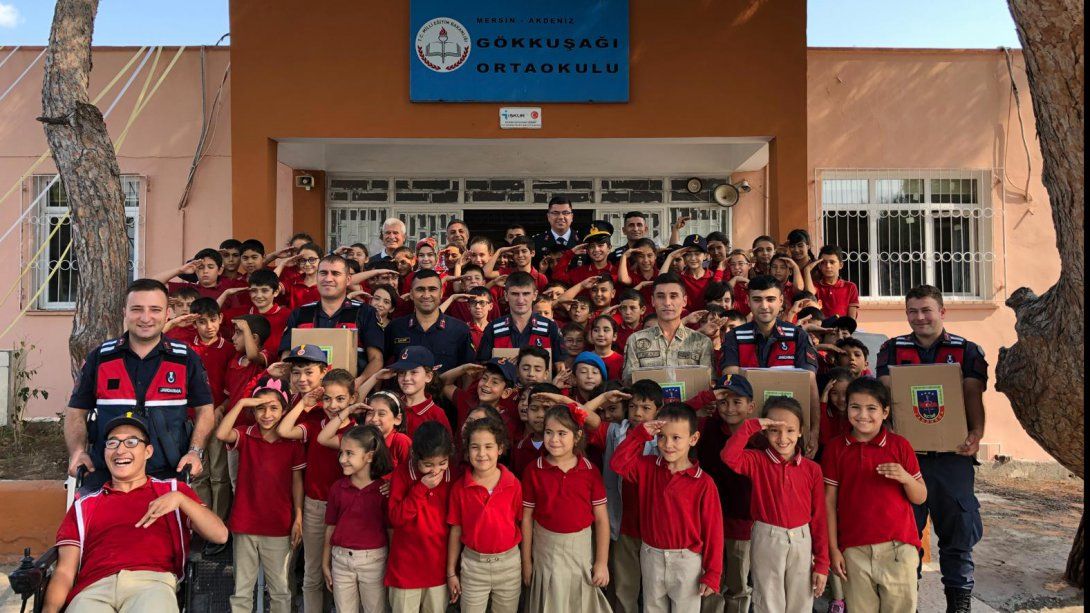 Akdeniz İlçe Jandarma Komutanlığı'ndan İlçemiz Gökkuşağı İlk/Ortaokulu Kütüphanesine Kitap Bağışı Yapıldı