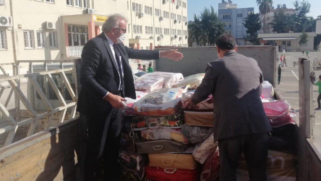 Akdeniz' den İzmir' deki Depremzedelere Battaniye Yardımı