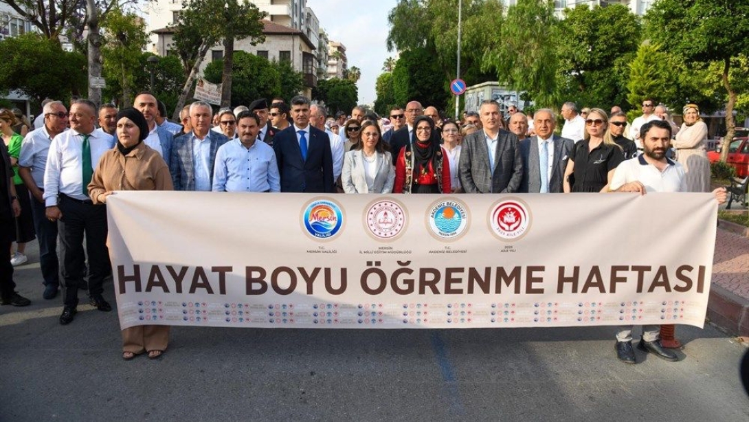 Valimiz Sayın Atilla Toros'un eşi Dudu İrem Toros Hanımefendi, Hayat Boyu Öğrenme Haftası kapsamında, Akdeniz Belediyesi iş birliğiyle, İl Millî Eğitim Müdürlüğü tarafından düzenlenen kutlama etkinliklerine katıldı.
