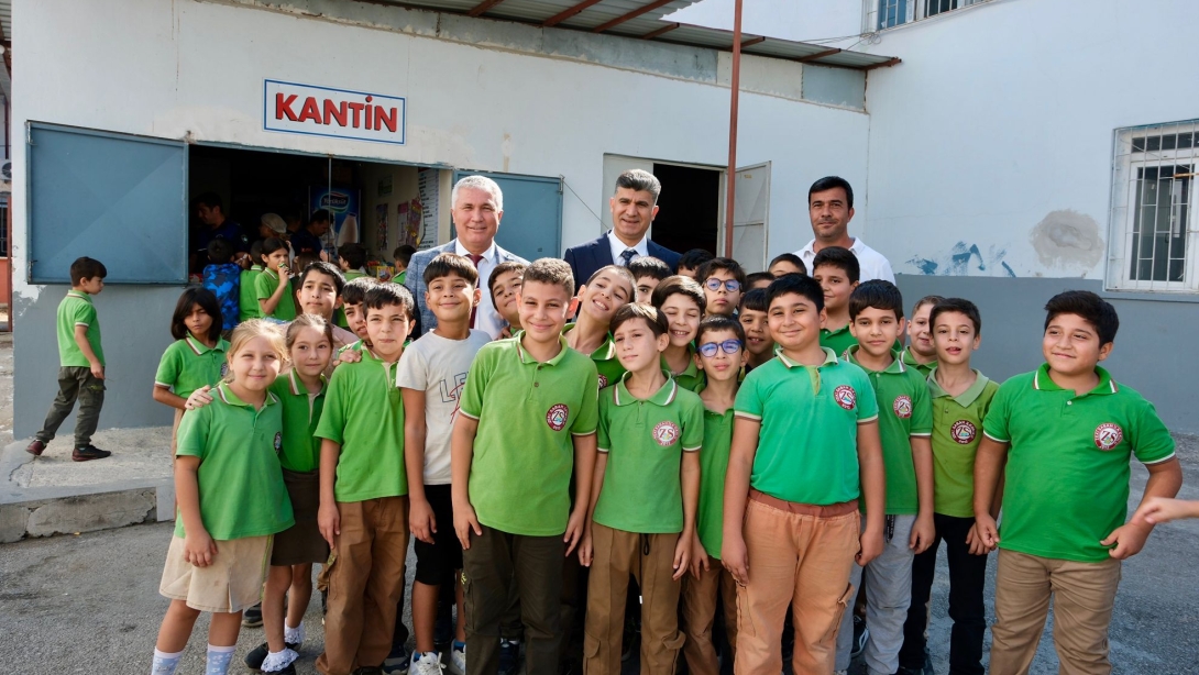 Akdeniz Kaymakamımız ve Akdeniz Belediye Başkan Vekilimiz Zeyit Şener, Akdeniz İlçe Milli Eğitim Müdürümüz Saim Demir ile birlikte belediye zabıta ekipleriyle okulları ziyaret ederek kantin denetimi gerçekleştirdi.